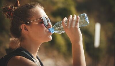 Чи потрібно пити більше води влітку: як розрахувати свою норму гідратації